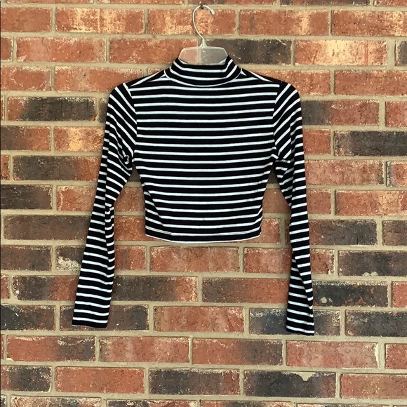 🍁5 for $10🍁 Women’s Crop Top - Picture 2 of 3